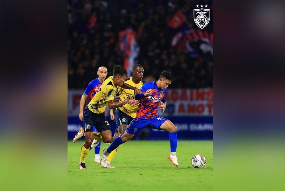 Pemain sayap JDT, Arif Aiman Hanapi diasak pertahanan Penang FC dalam aksi suku akhir Piala FA di Stadium Sultan Ibrahim pada Ahad. - Foto: FB Johor Southern Tigers