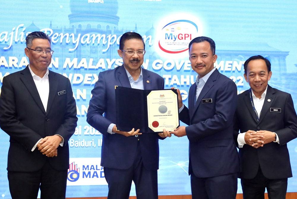 Mohd Zuki (dua dari kiri) menyampaikan Sijil Penarafan Malaysian Government Performance Index (MyGPI) Tahun 2022 di Kuala Lumpur pada Ahad.