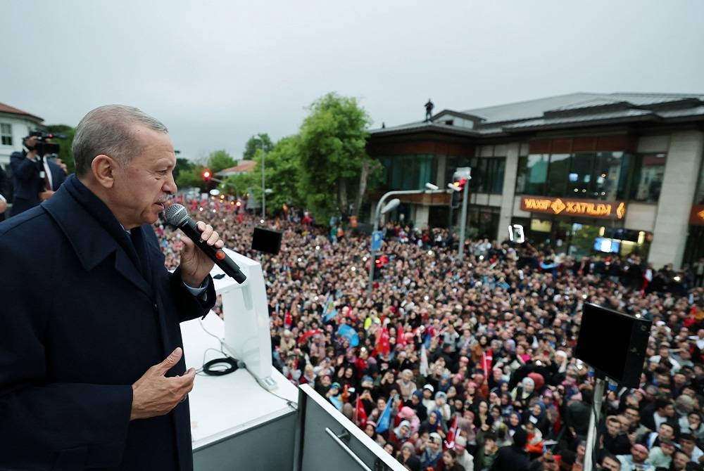 Erdogan berucap kepada para penyokong yang berkumpul di luar kediamannya selepas menang pilihan raya presiden di Istanbul. - Foto AFP