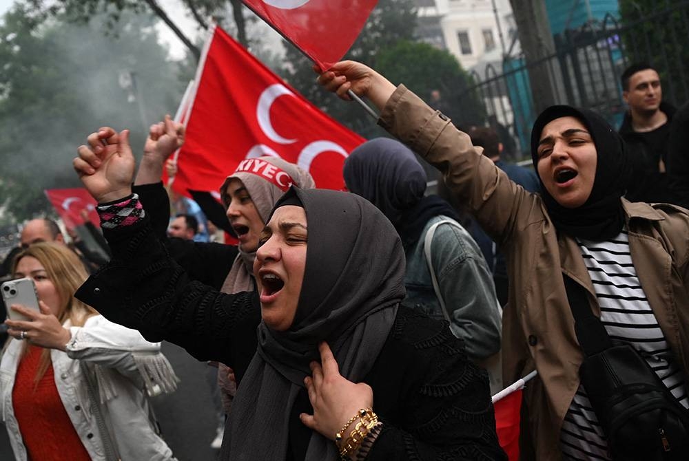 Para penyokong meraikan kejayaan Erdogan di Istanbul. - Foto AFP