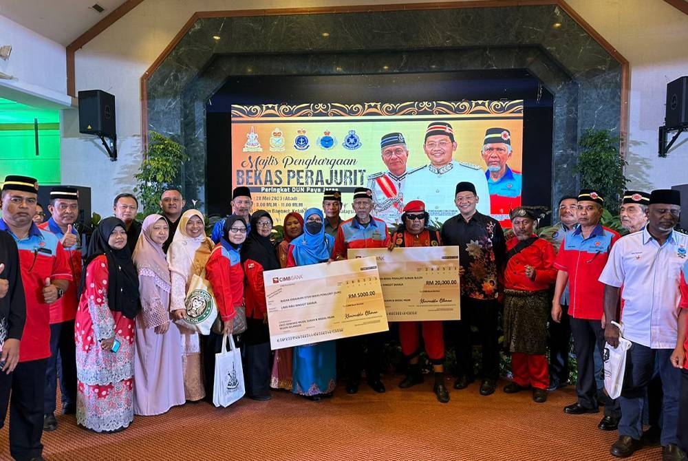 Mohd Khairuddin (empat dari kanan) bersama bekas perajurit pada Majlis Penghargaan Bekas Perajurit Peringkat DUN Paya Jaras di Dewan Banquet, Kelab Rahman Putra pada Ahad.