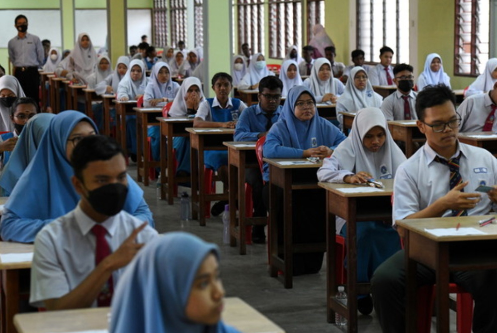 Seramai 403,637 calon menduduki peperiksaan SPM tahun lalu di 3,355 buah pusat peperiksaan di seluruh negara. - Foto Bernama