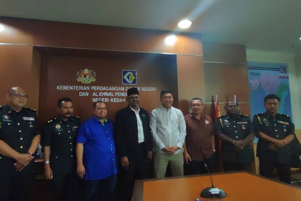 Affendi (empat dari kiri) bersama beberapa pemborong selepas mesyuarat bersama pemborong gula Kedah di Pejabat KPDN Kedah, Wisma Persekutuan, Anak Bukit pada Isnin.