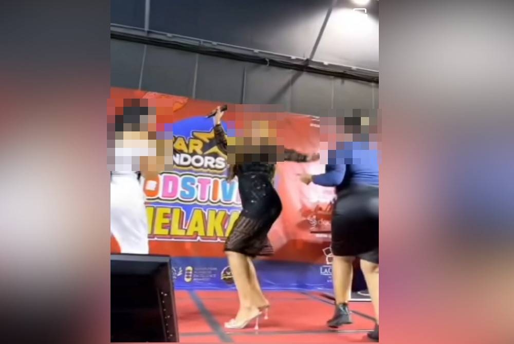 Antara paparan dalam klip video aksi murahan tiga wanita yang menyanyi sambil menari dangdut di acara yang dianjurkan di MITC