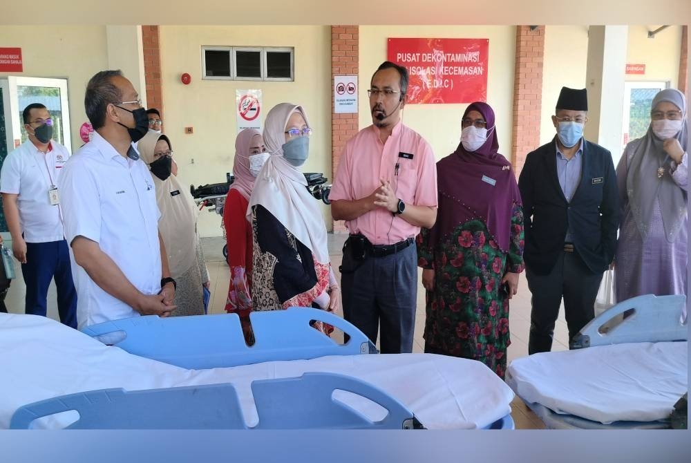 Dr Zaliha (depan dua dari kiri) diberi taklimat mengenai kemudahan disediakan di Unit Kecemasan HTAA pada lawatan kerja beliau ke hospital itu pada Isnin.