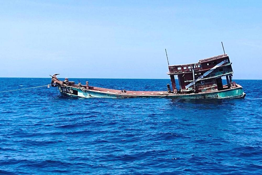 Satu daripada tiga bot nelayan Vietnam yang dilucut hak dan ditenggelamkan untuk dijadikan tukun tiruan berhampiran Pulau Kapas pada Isnin.