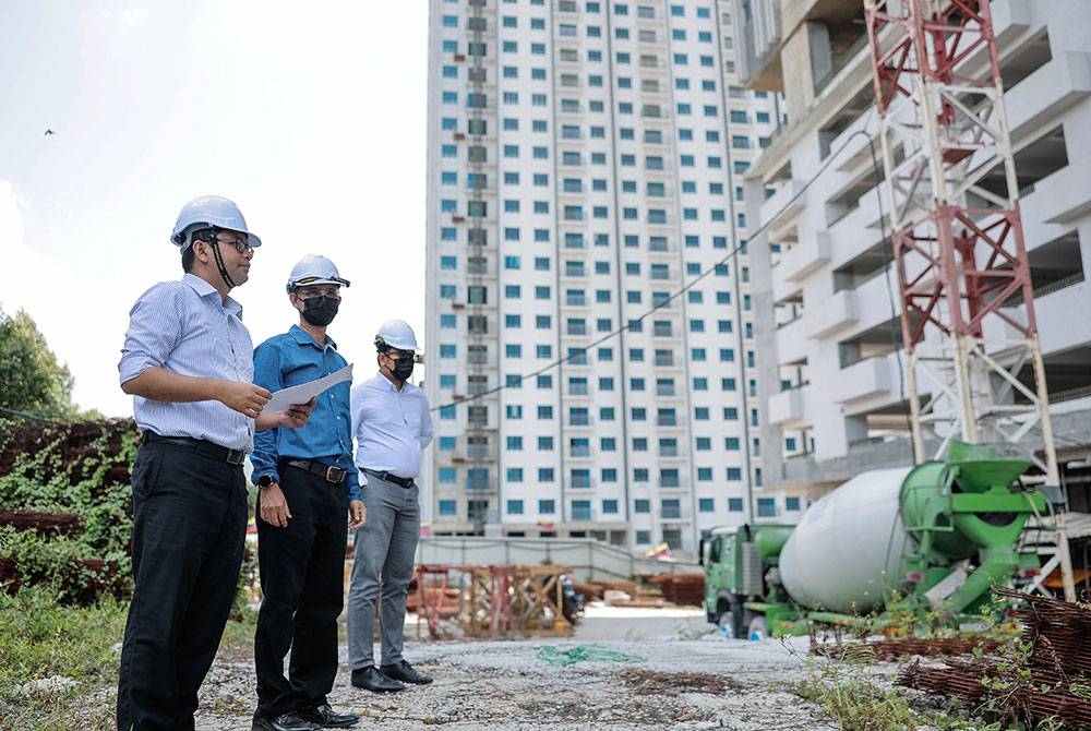 Akmal Nasrullah (kiri) melakukan lawatan kerja ke tapak projek Perumahan Residensi Hektar, Gombak pada Isnin. - Foto Bernama