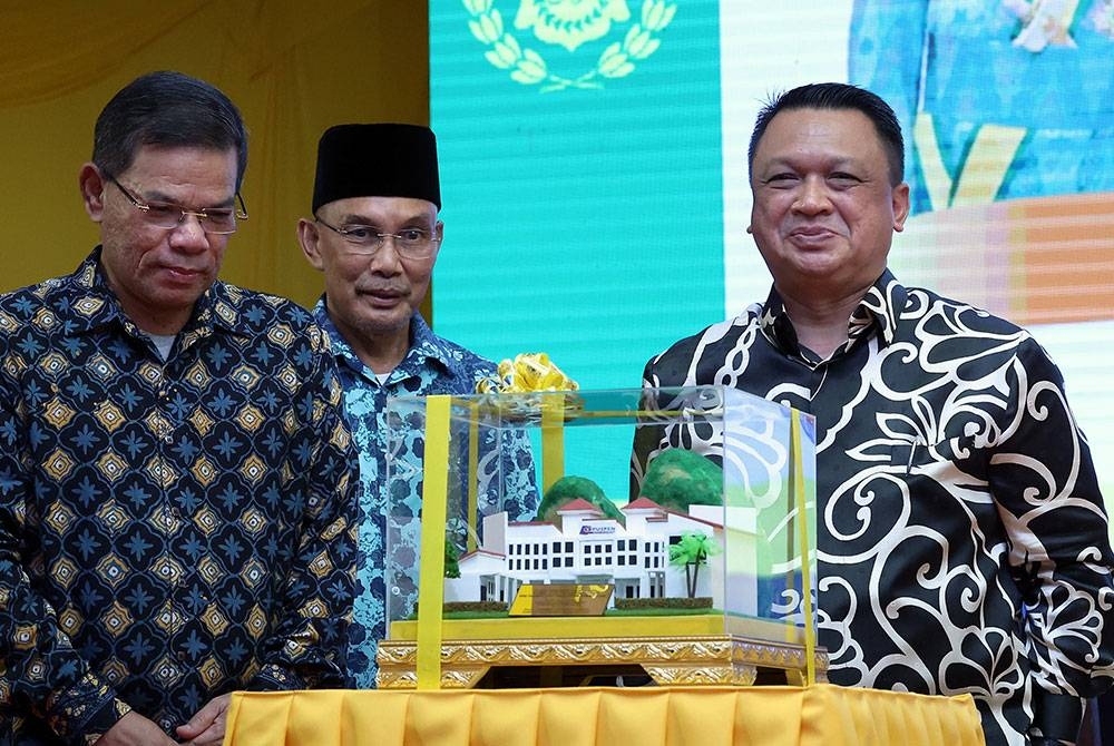 Tuanku Syed Faizuddin Putra Jamalullail berkenan berangkat pada Perasmian Pusat Pemulihan Penagihan Narkotik (PUSPEN) Bukit Chabang, Perlis pada malam Isnin. Turut hadir, Saifuddin Nasution I(kiri) dan Menteri Besar Perlis, Mohd Shukri Ramli. - Foto : Bernama