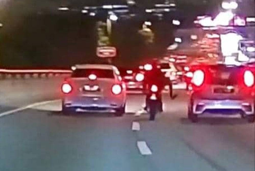 Polis mohon perakam insiden penunggang motosikal tendang kereta di Lebuhraya Damansara Puchong, di sini, pada Jumaat lalu, tampil bantu siasatan.