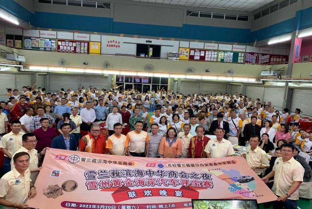 Cat Keong (lima dari kanan) bergambar bersama tetamu kehormat dan ahli Gabungan Dewan Perniagaan dan Perindustrian Cina Pantai Selangor bergambar pada Majlis Malam Mesra Dewan Perniagaan Cina Pantai Selangor di Dewan Sekolah Jenis Kebangsaan Cina (SJKC) Khai Tee, Pasir Penambang, pada malam Isnin.