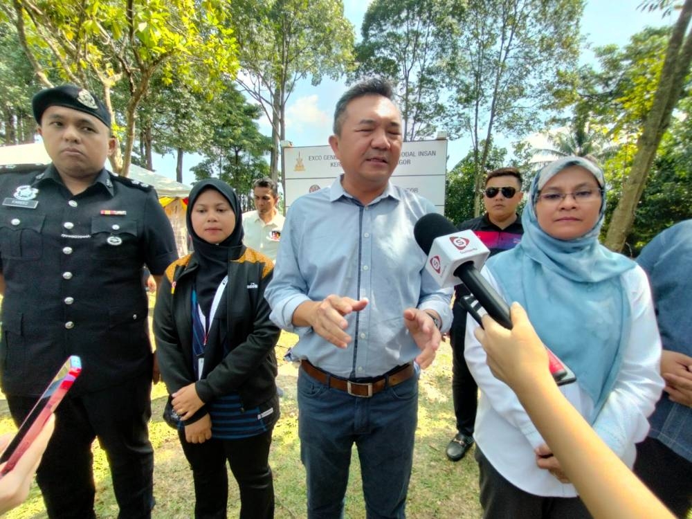 Sze Han (tengah) ditemui selepas merasmikan Majlis Pecah Tanah Dua Projek iaitu Projek Pembinaan Gelanggang Futsal dan Naik Taraf Sistem Perparitan Padang Taman Melur 15 di Taman Melur, pada Selasa.