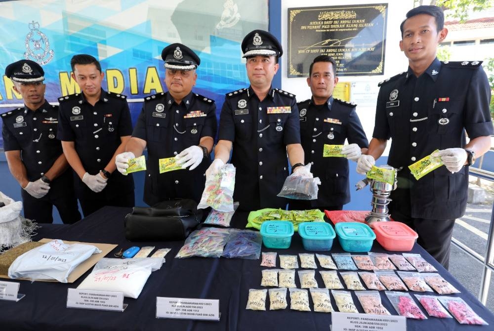 Cha Hoong Fong (tiga kanan) menunjukkan hasil rampasan dadah pada sidang akhbar di Ibu Pejabat Polis Daerah Klang Selatan di sini pada Selasa.