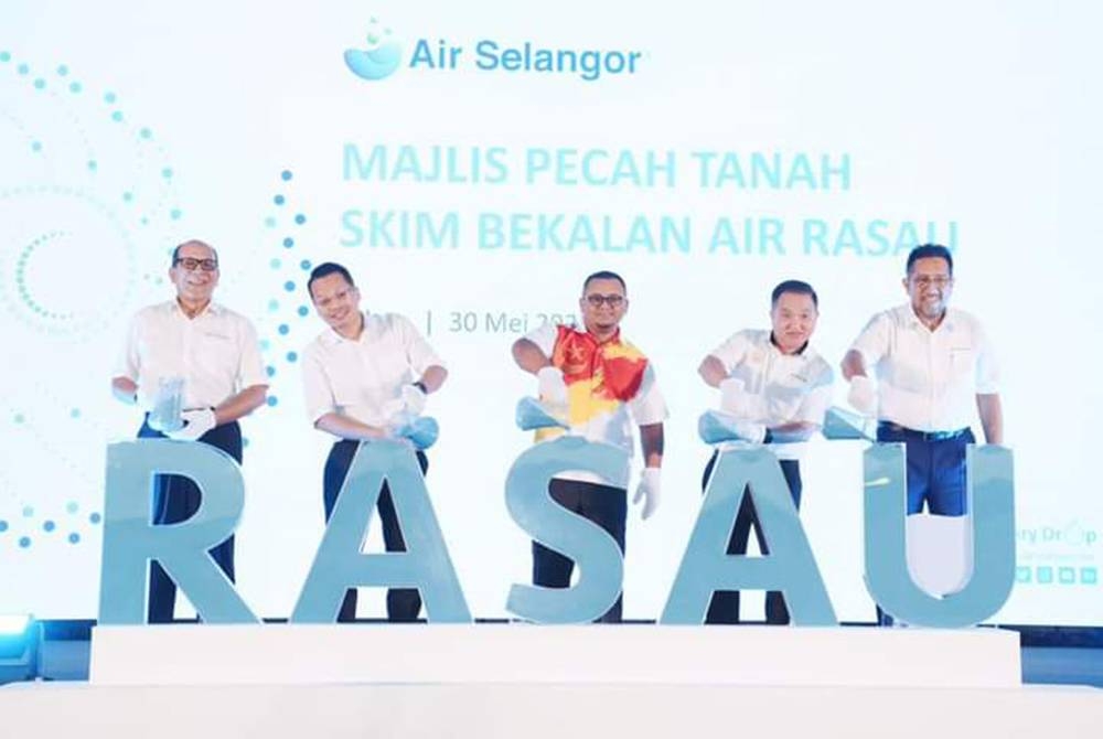 Amirudin (tengah) merasmikan Majlis Pecah Tanah Skim Bekalan Air Rasau di Kampung Seri Cheeding, Banting pada Selasa.