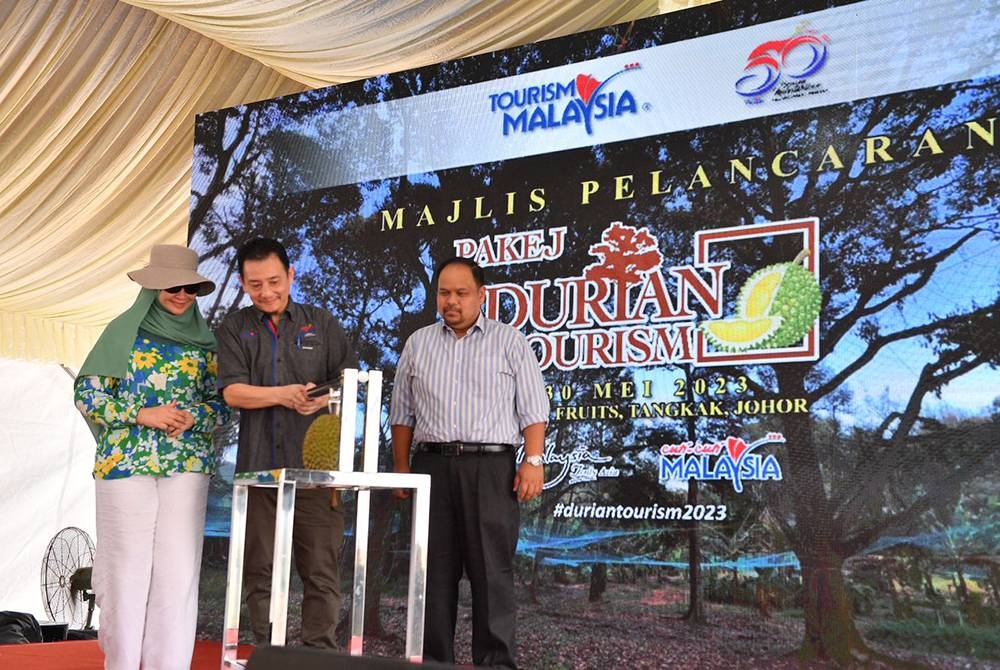 Shahrin (tengah) melancarkan kempen pakej Durian Tourism 2023 bagi memeriahkan dan mempromosikan musim durian di seluruh negara di Happy Fruit Tangkak, Tangkak pada Selasa.