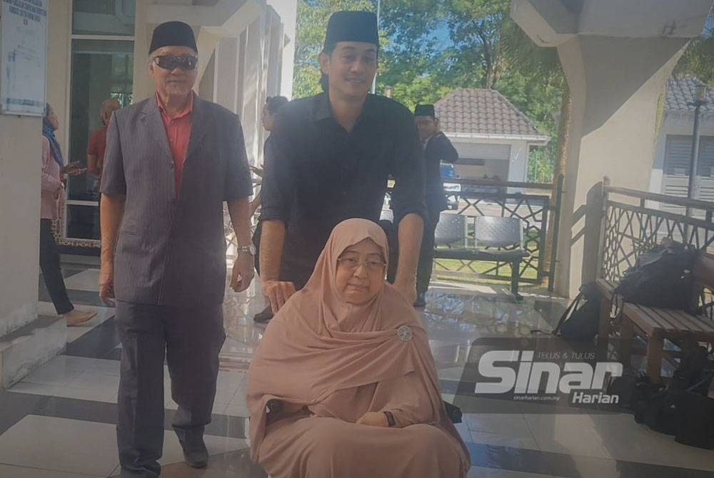 Farid Kamil hadir di mahkamah bersama bapa, Datuk Dr Zahari Che Dan dan ibunya, Datin Sharifah Bardah Syed Abdillah yang berkerusi roda ketika prosiding keputusan laporan JKP di Mahkamah Rendah Syariah Petaling pada Selasa.