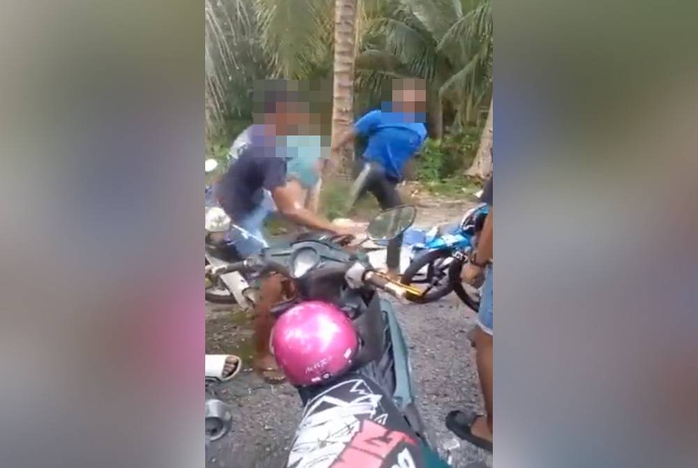 Tangkap layar video menunjukkan seorang remaja &#039;melayangkan&#039; tendangan kepada salah seorang remaja dalam pergaduhan di Taman Muhibbah, Sungai Siput pada Isnin. Foto: ihsan pembaca