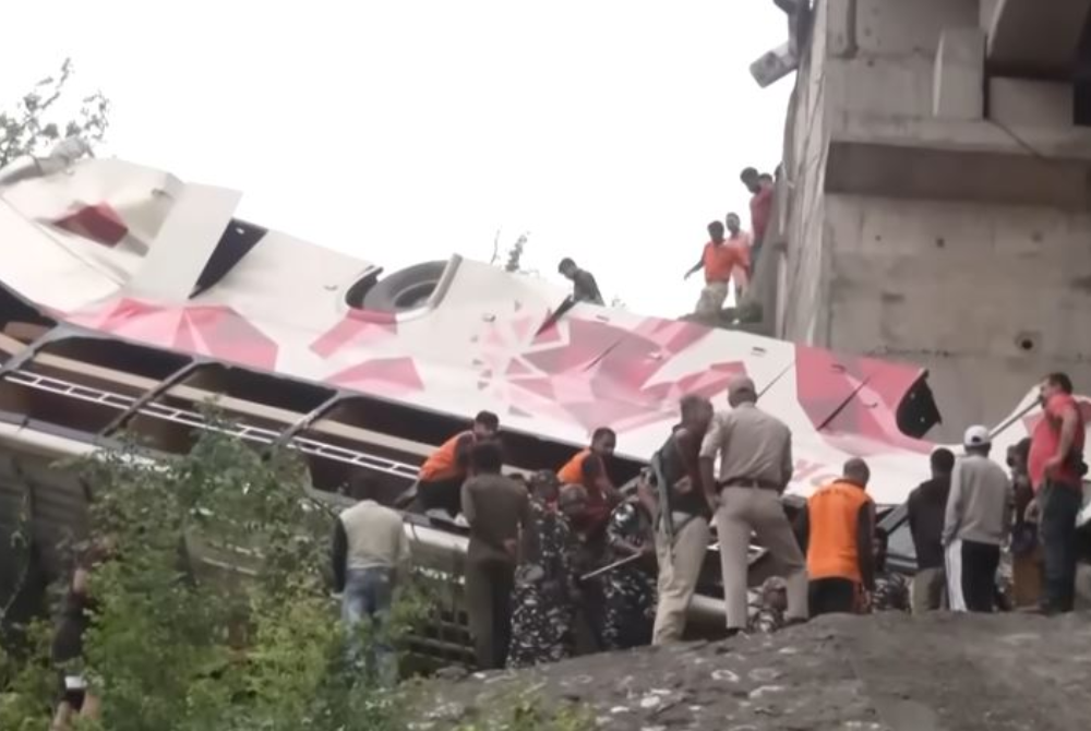 Keadaan bas yang terjunam ke dalam gaung di wilayah Jammu di Kashmir.