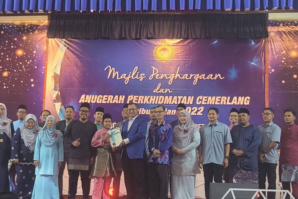 Mohamad Zahri (lima dari kanan) bergambar bersama penerima semasa Majlis Penghargaan dan Anugerah Perkhidmatan Cemerlang di Dewan Sri Bernam pada Selasa.