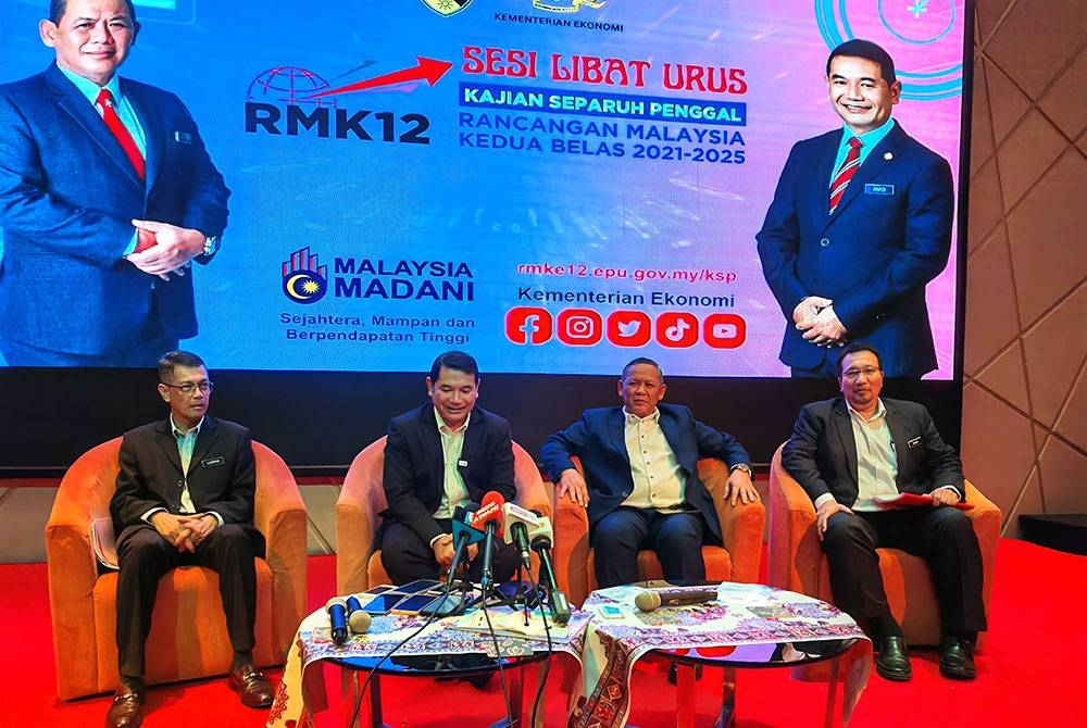 Rafizi (dua dari kiri) pada sidang akhbar selepas Sesi Libat Urus (SLU) Kajian Separuh Penggal (KSP) Rancangan Malaysia Kedua Belas 2021-2025 (RMK ke-12) bersama Kerajaan Negeri Sembilan, di sini pada Selasa. Turut hadir, Aminuddin (dua dari kanan).