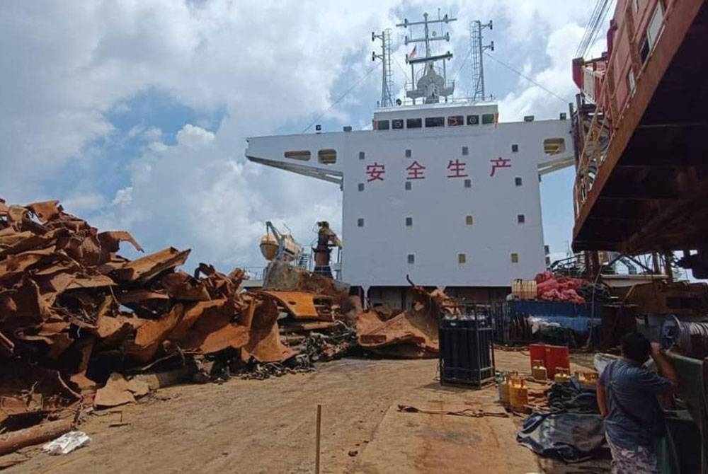 Lebih kurang 100 peluru ditemukan dalam kapal pengangkut China yang ditahan Maritim Malaysia, kelmarin. - Foto ihsan Maritim Malaysia