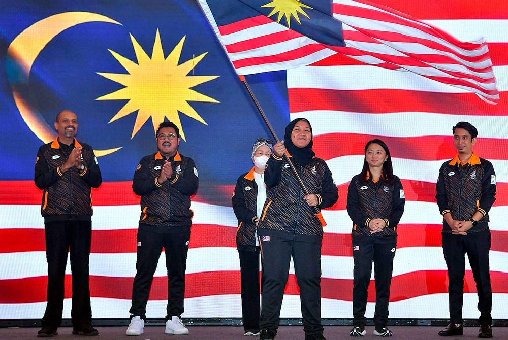 Menteri Belia dan Sukan, Hannah Yeoh menyaksikan Noor Syahieda mengibarkan Jalur Gemilang pada Majlis Penyerahan Jalur Gemilang Kontinjen Malaysia ke APG Kemboja 2023 di Stadium Bukit Jalil pada Isnin.