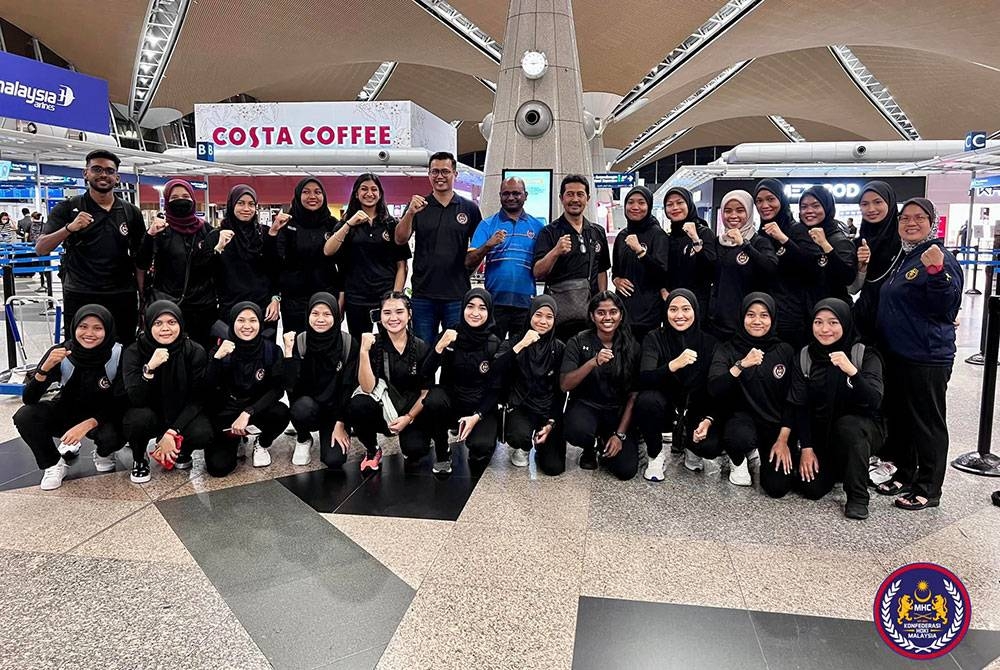 Lailin bersama pemain-pemain skuad hoki remaja wanita negara yang menggalas cabaran Malaysia pada Piala Remaja Asia 2023.