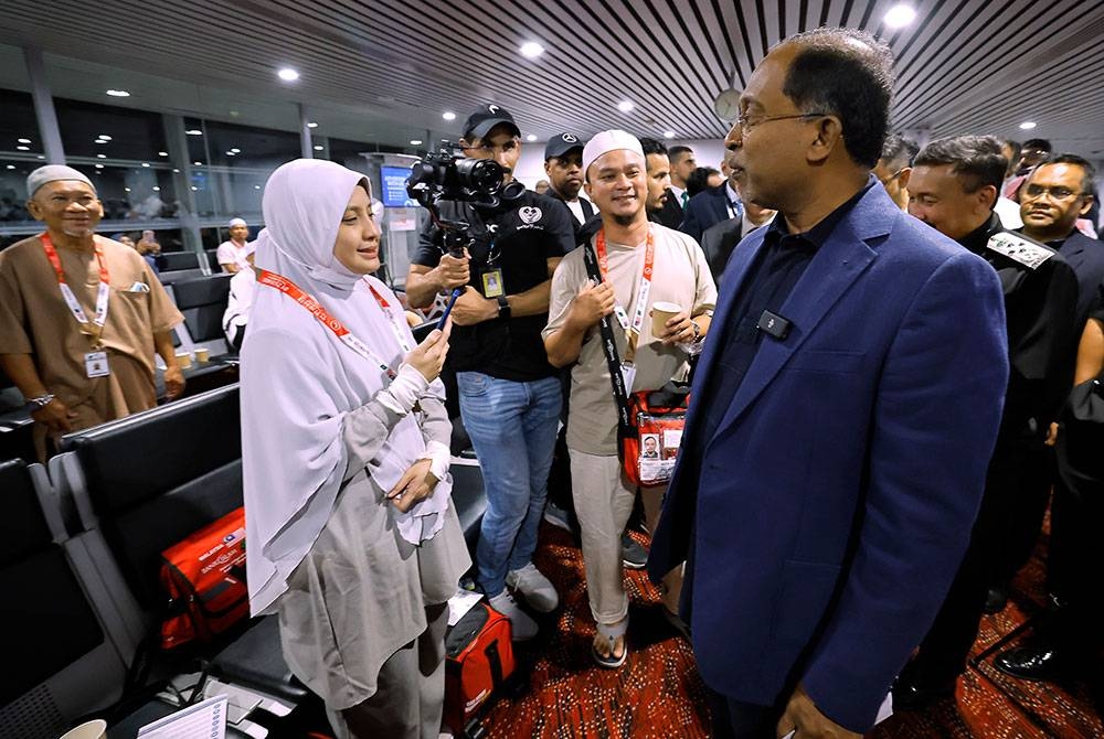 Zambry beramah mesra bersama para jemaah semasa mengadakan sesi lawatan ke kaunter khas imigresen bagi jemaah Haji di Lapangan Terbang Antarabangsa Kuala Lumpur (KLIA) hari ini. Foto Bernama