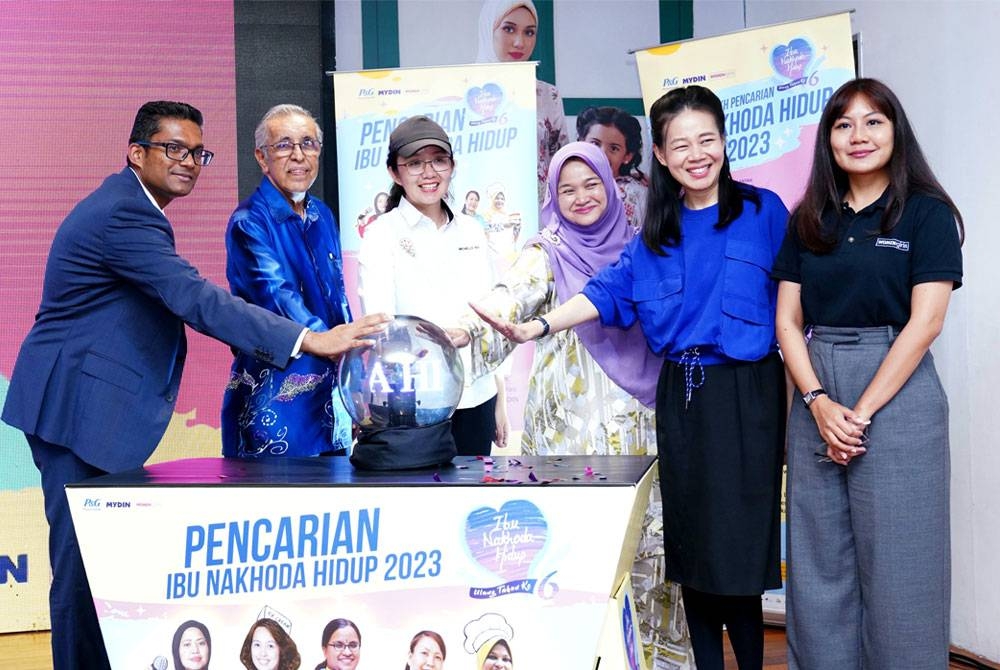 Dr Wan Nur (tiga dari kanan) menyempurnakan gimik pelancaran Program &#039;Ibu Nakhoda Hidup 2023&#039; di Mydin USJ, pada Selasa.