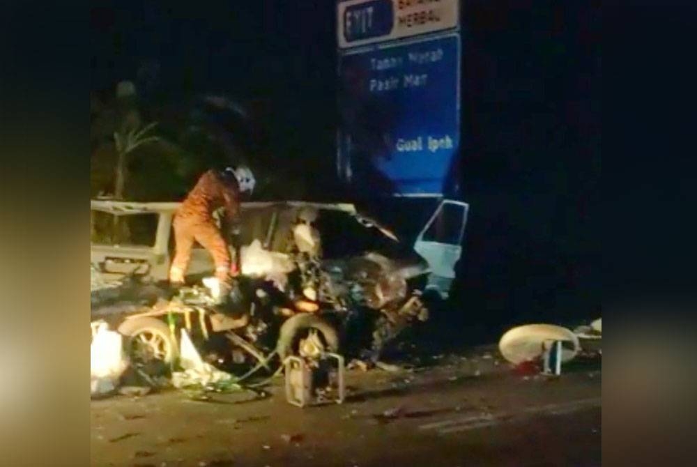 Dua individu maut selepas van yang dinaiki mereka bertembung dengan sebuah treler di jalan Kota Bharu-Machang-Jeli berhampiran Kampung Batang Merbau, Tanah Merah pada Selasa. - Foto: Ihsan pembaca