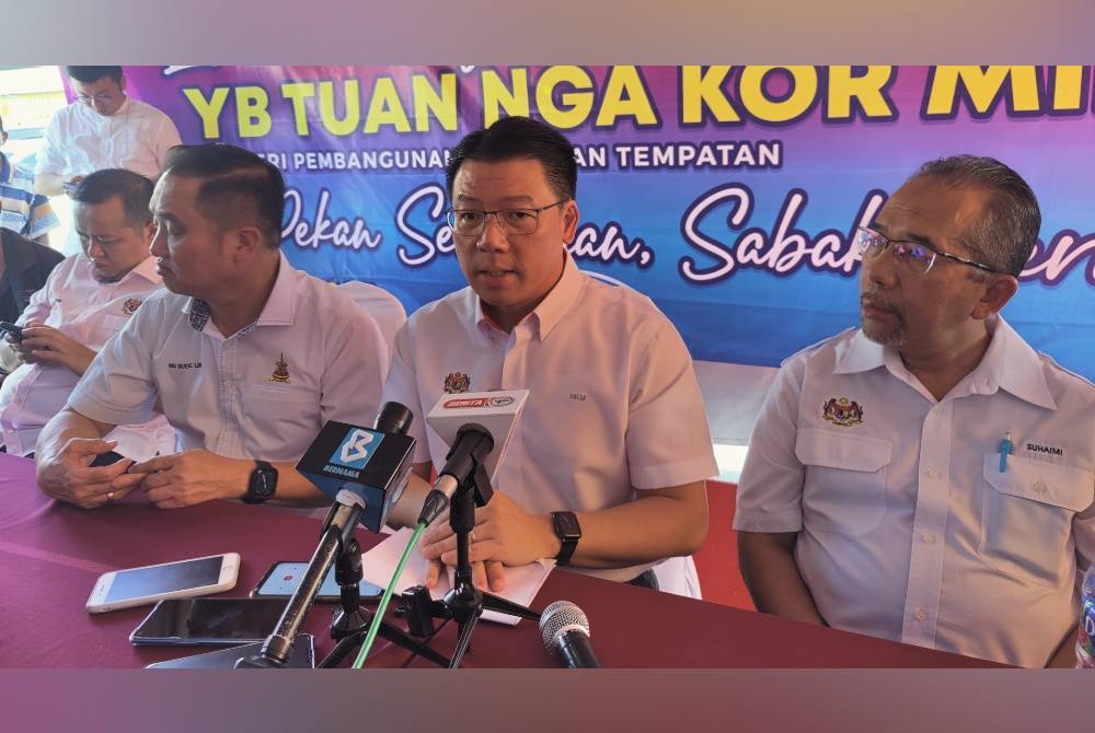 Kor Ming (tengah) pada sidang akhbar selepas mengadakan lawatan kerja di Pasar Awam Sekinchan di sini pada Rabu.