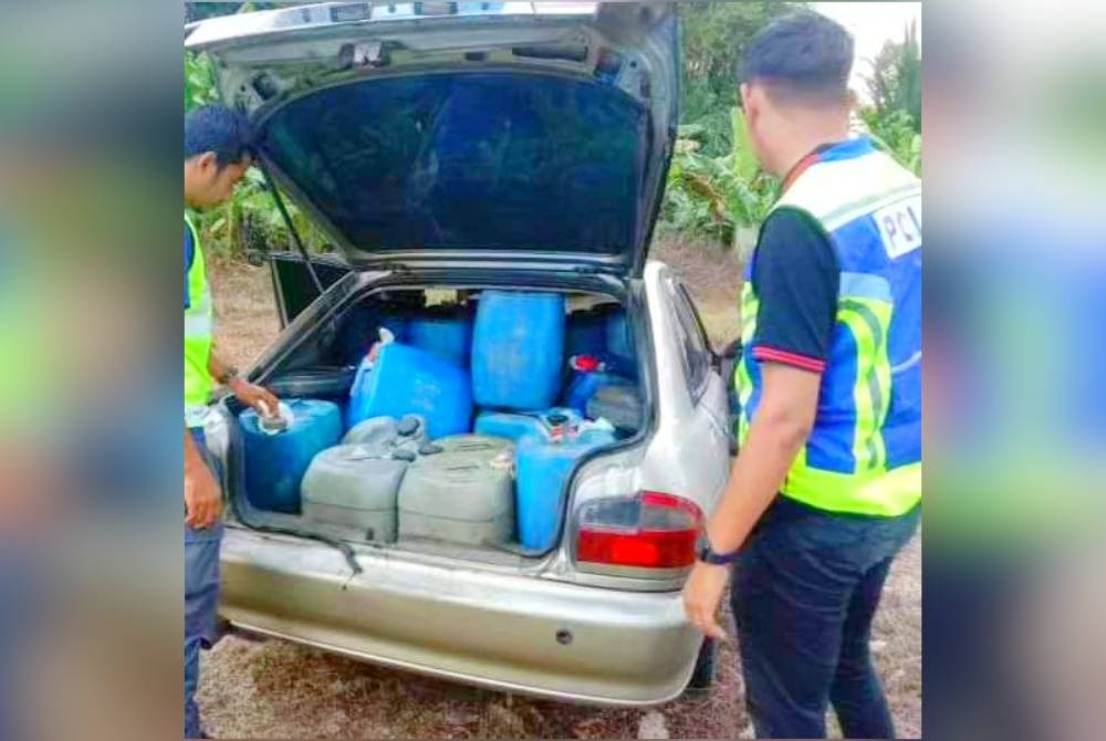 Seorang lelaki diberkas anggota penguat kuasa KPDN Kelantan selepas bertindak mengisi minyak diesel secara berulang untuk tujuan penyeludupan dalam serbuan di jalan Kampung Teratak Pulai, Bachok pada Selasa.