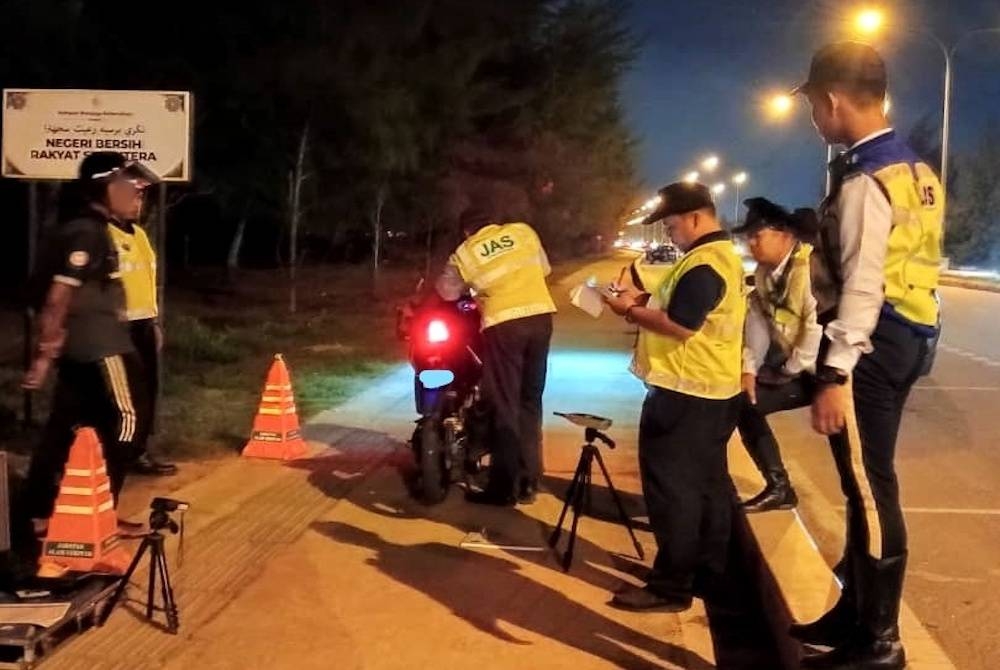 Antara motosikal yang diperiksa dalam operasi bersepadu (Ops Bunyi Bising) bersama Bahagian Penguatkuasaan Trafik, Ibupejabat Polis Daerah Kuala Terengganu pada malam Isnin dan Selasa lalu.