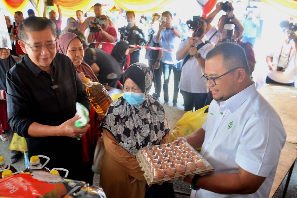 Salahuddin (kiri) dan Amirudin (kanan) melawat ke tapak jualan dan bertemu rakyat Selangor selepas Majlis Pelancaran JER pada Rabu.