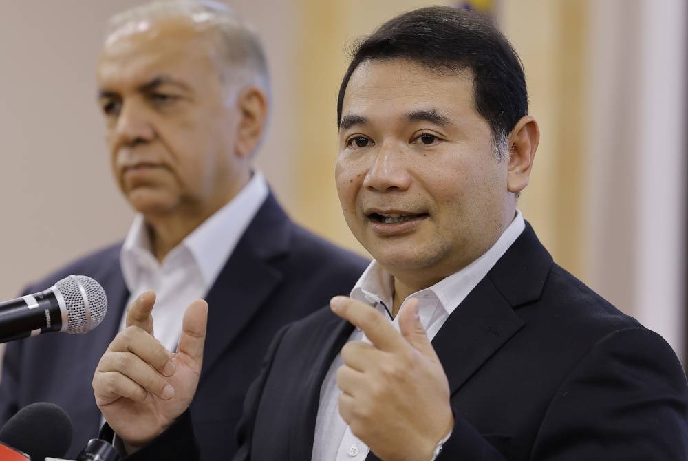 Menteri Ekonomi Rafizi Ramli bercakap pada sidang media Pasca Mesyuarat Platform Pasukan Petugas Khas Pemudahcara Perniagaan (PEMUDAH) hari ini. - Foto Bernama