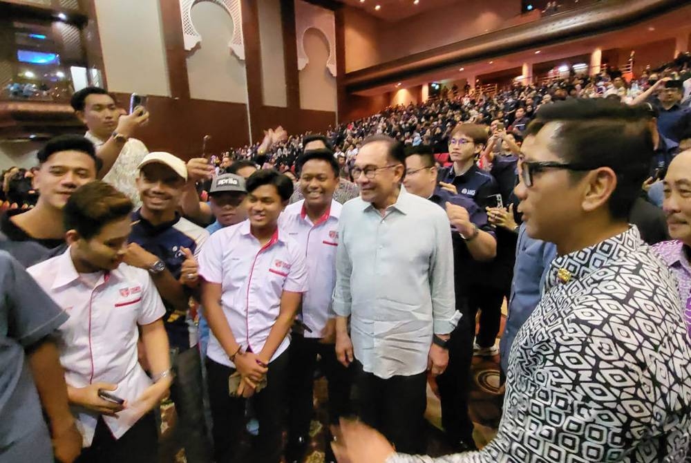 Anwar beramah mesra dengan mahasiswa yang hadir pada Program Temu Anwar di Dewan Canselor UMS, Kota Kinabalu pada Rabu.