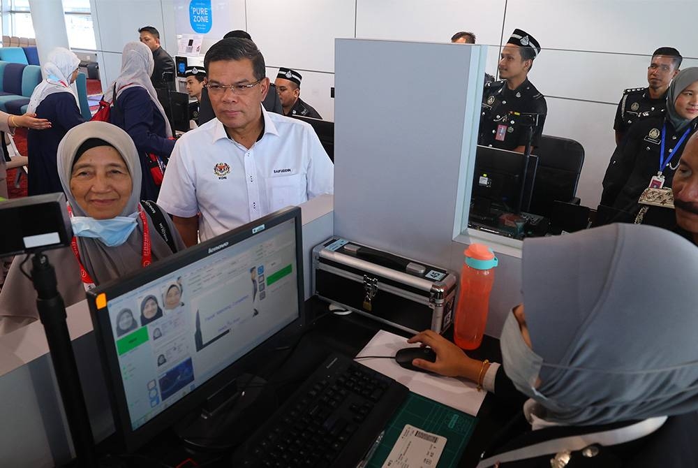 Saifuddin (tengah) membuat tinjauan ke Kaunter Khas Jemaah Haji Jabatan Imigresen di KLIA pada Rabu. - Foto Bernama