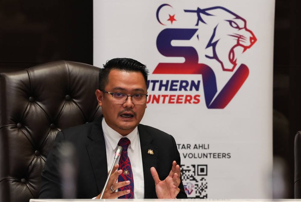 Mohd Hairi bercakap pada Mesyuarat Induk Penyelaras Southern Volunteers Prihatin @ Johor Future 2023 di Bangunan Dato Jaafar Muhammad hari ini. - Foto Bernama