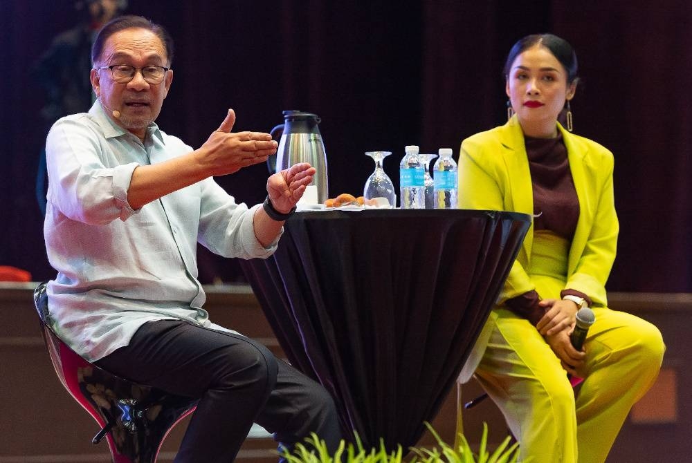 Anwar ketika sesi Program Temu Anwar di Dewan Canselor Universiti Malaysia Sabah (UMS), Kota Kinabalu pada Rabu.