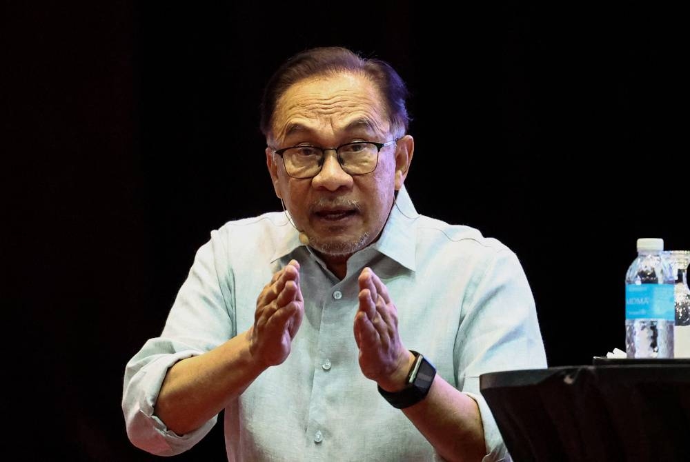 Reaksi Perdana Menteri Datuk Seri Anwar Ibrahim ketika menjawab soalan pelajar pada Program Temu Anwar di Universiti Malaysia Sabah (UMS) hari ini.  - Foto Bernama