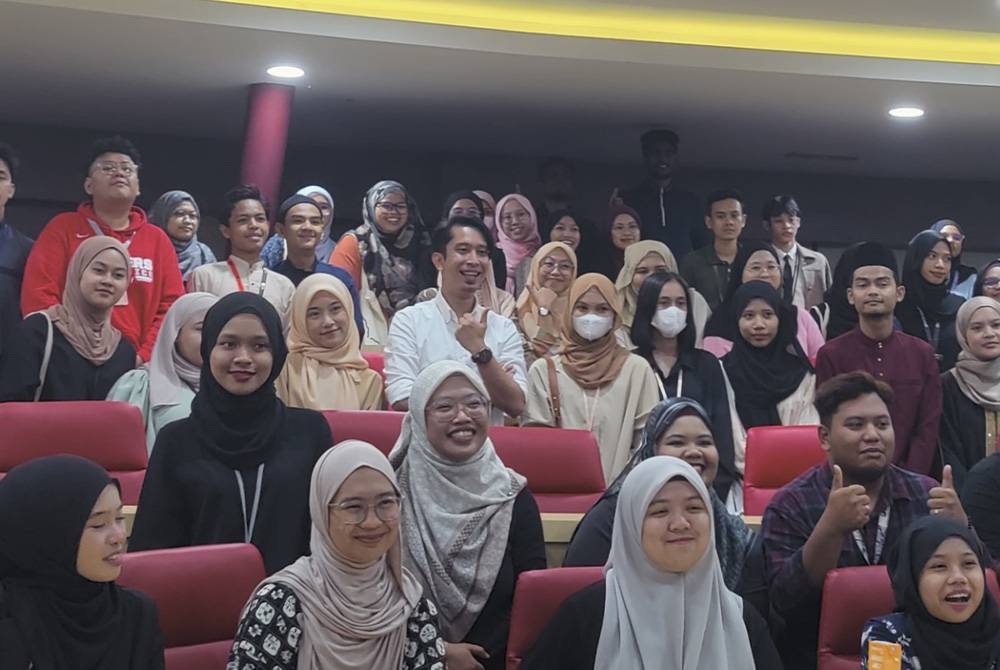 Adam Adli bergambar bersama penuntut yang menghadiri Dialog Siswa Sinar Harian di Dewan Senat Unisel pada Rabu.