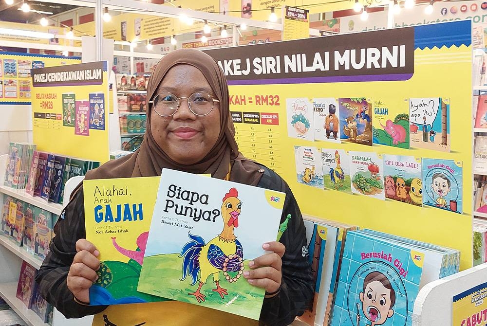 Anis Syamila menunjukkan buku kanak-kanak baharu Siapa Punya? yang dijual
di rerurai Karangkraf.