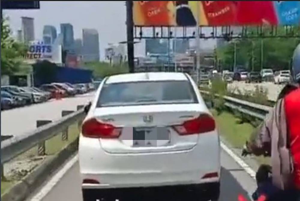 Video tular memaparkan sebuah kereta menggunakan lorong motosikal di KM30.1 Lebuhraya Persekutuan arah Kuala Lumpur pada Isnin.