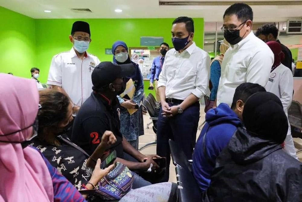 Onn Hafiz (berdiri, dua dari kanan) ketika mendengar keluhan orang ramai di Hospital Sultan Ismail (HSI), Johor Bahru.