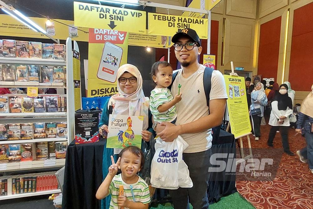 Ajma (tiga dari kanan) bersama suami dan anak-anaknya ketika di rerurai Karangkraf.