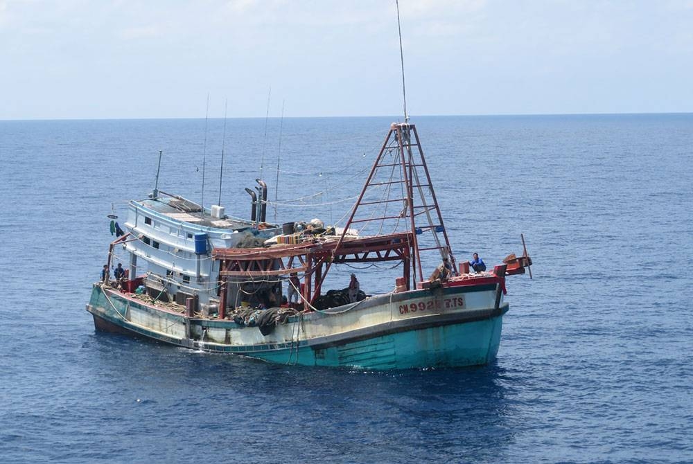 Bot dinaiki nelayan Vietnam ditahan kira-kira 116 batu nautika dari muara Kuala Terengganu pada Selasa.