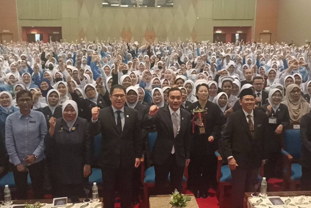 Onn Hafiz (tengah) melancarkan sambutan Hari Jururawat di Pusat Konvensyen Persada Antarabangsa pada Khamis.