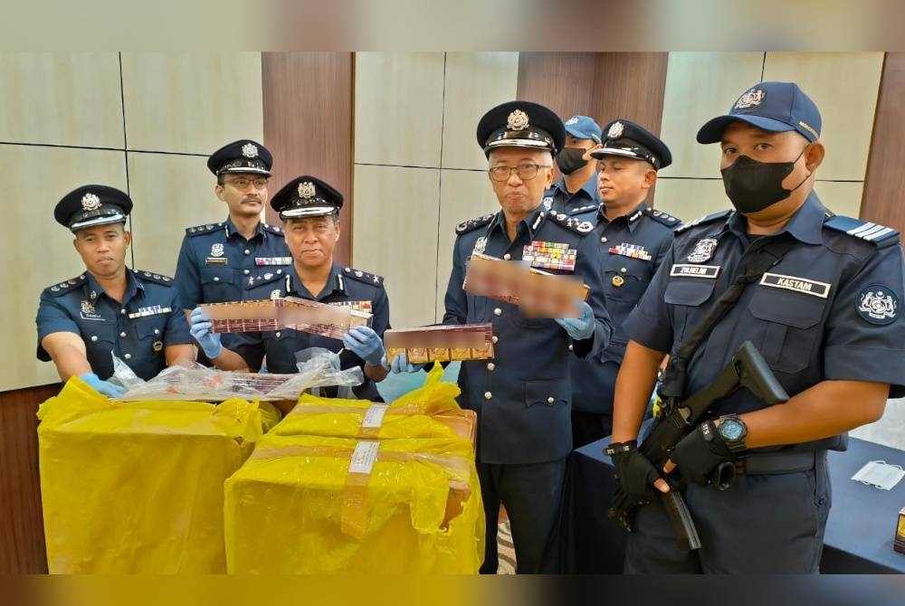 Zazuli (tiga dri kiri) menunjukkan rokok seludup yang dirampas Kastam pada 23 Mei lalu pada sidang media di Pejabat Kastam negeri, Jalan Sungai Lembing, Kuantan pada Khamis.