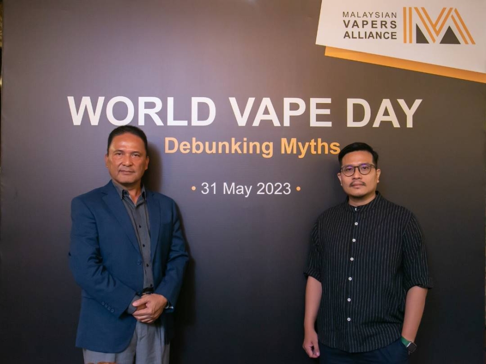 Dr Arifin Fii, Presiden, Pusat Advokasi Rawatan Ketagihan Lanjutan (ACATA) (kiri) dan Khairil Azizi Khairudin, (kanan) Presiden Malaysian Vapers Alliance (MVA) selepas sesi meja bulat anjuran MVA, semalam.