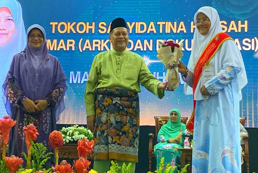 Mohd Amar (tengah) bersama Mumtaz (kiri) menyampaikan anugerah tokoh dan ikon HSK 2023 kepada penerima pada Sambutan HSK 2023 di Putik, Pengkalan Chepa, Kota Bharu pada Khamis.