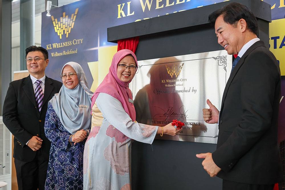 Dr Zaliha (dua dari kanan) merasmikan projek perbandaran kesihatan Kuala Lumpur (KL) Wellness City di Bukit Jalil pada Khamis. - Foto Bernama